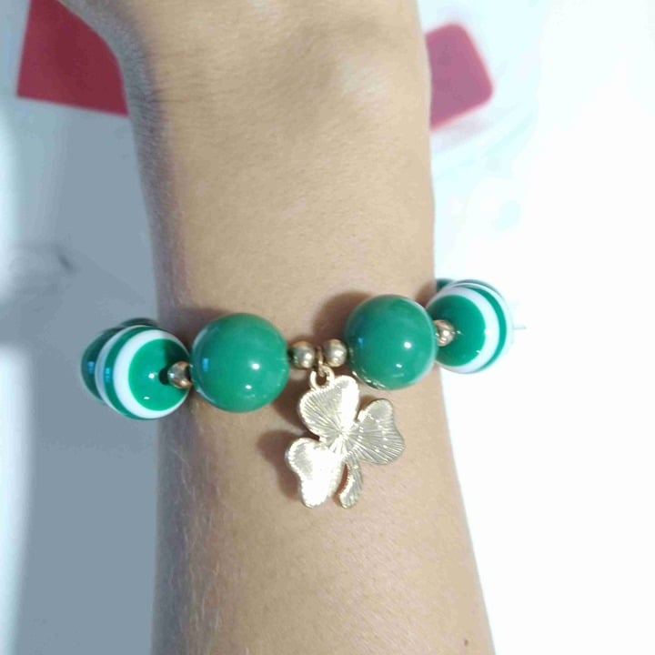 Green White St Patricks Day Beaded Adjustable Bracelet Shamrock Charm Stretch