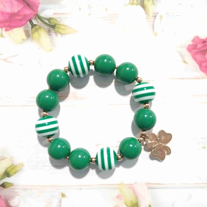 Green White St Patricks Day Beaded Adjustable Bracelet Shamrock Charm Stretch
